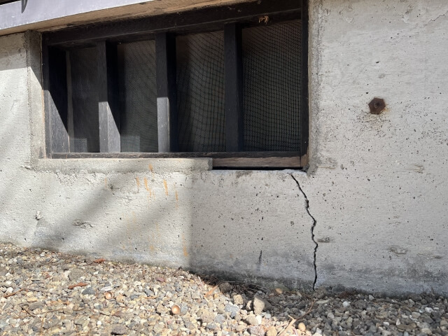 放置すると危険なひび割れの特徴と見分け方